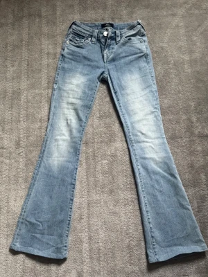 Ljusblå bootcut jeans True Religion - Säljer ett par ljusblå bootcut jeans från True Religion. Dem är mid rise och dem är lite uppsida cirka 10cm. Dem är storlek 23. Dem är inte alls använda mycket typ 10 gånger.