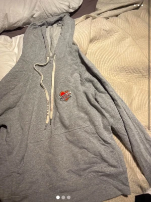 Grå hoodie Zadig & Voltaire - Snygg grå hoodie från Zadig & Voltaire med ett hjärta på bröstet. Hoodien har vita dragsnören med textdetaljer. Passar xs-m, pris kan diskuteras 💕💕