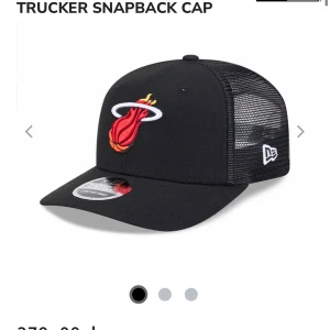Miami Heat svart truckerkeps New Era - Säljer då passformen inte matchade min huvud form endast provad en gång sen direkt tillbaks i box, säljer vidare så jag annars måste returnera till Australien!