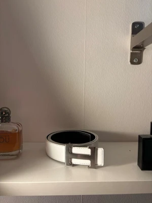 Vitt H bälte - Vitt H bälte—nytt skick—aldrig använt—skriv vid minsta lilla fundering—pris kan diskuteras vid snabb affär