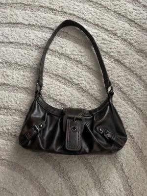 Brun handväska - Nästan aldrig använd och Man får plats med telefon, nycklar, tuggummi och lite småsaker i den. Jättesöt och bra skick❤️