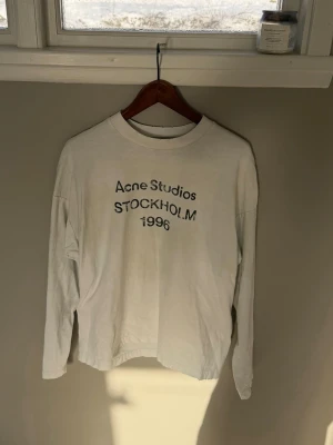 Acne Studios Longsleeve - Extremt snygg Acne longsleeve i storlek M,  off-white färg, Använd fåtal gånger.    skickas inom 24h, hör av er vid frågor✨