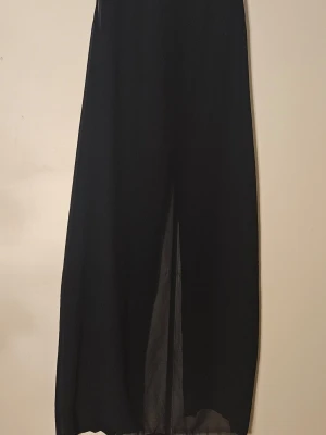 Mörkblå överklänning / coverup - Framkanten är genomskinlig och baksidan är öppen. Den är perfekt att ha över en bikini eller en minidress på sommaren