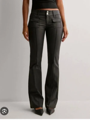 Nelly pocket jeans - Nelly pocket jeans i mycket bra skick har dock sprätt upp dom längst ner för att få längre💗