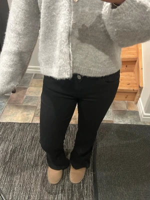 Svarta bootcut jeans - Säljer ett par svarta bootcut jeans med hyfsat låg midja, använda max två gånger. De är bra i längden på mig och jag är ca 160