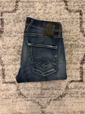 Replay anbass - Säljer ett par Replay anbass i storlek 29/30 jeansen är i bra skick men nån defekt vid grenen ( syns på sista bild ) men väldigt enkelt och förstärka!  och nån liten fläck på knät ( går bort i tvätten ) 