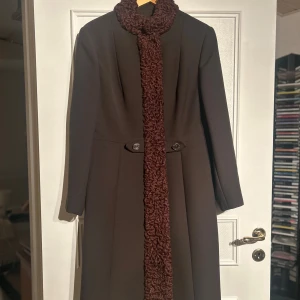Vintage ullkappa  - Figursydd kappa med äkta ull från 70tal. Säljer åt min farmor, hon har berättat att det är ull, men kan inte hitta någon lapp i jackan… Märket är deréta, inta använd på säkert 35år💕