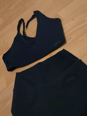 AYBL set, strl S - AYBL set (tights/leggings + sport-bh) Modell: Staple Färg: navy  Strl: S