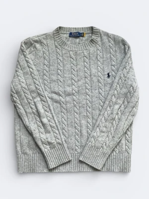 Grå  kabelstickad tröja Polo Ralph Lauren - Kabelstickad grå  tröja från Polo Ralph Lauren med  broderad logga på bröstet. Tvecka inte om frågor eller diskussion om pris ‼️