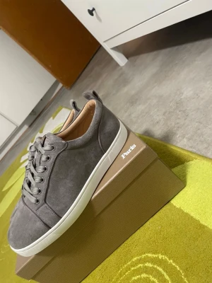 Gråa sneakers från Christian Louboutin - Har varit använda 2-3 gånger sen bilderna var tagna, om du är intresserad skriv så skickar jag bild på hur sulorna ser ut nu, nästan ingen skillnad slls SE SISTA BILD