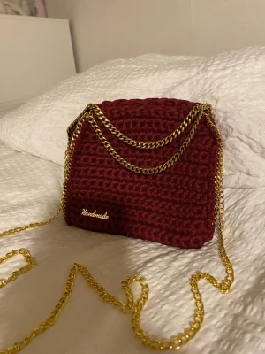 Väska  - Egenvirkad Stella McCartney liknande väska, i vinröd färg med guldkedja 💗 tar ej emot returer