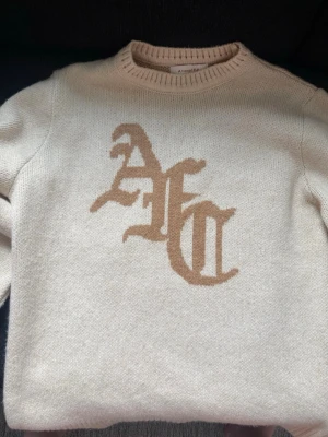 Beige stickad tröja från Arsenal - Snygg beige stickad tröja från Arsenal. Köpt i arenan för ugeför 70£. Haft på mig kanske 3 gånger. Som ny. 