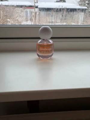 Cloudscape parfym från Rituals - Parfym i 15 ml Rituals limited Edition, Dream collection. Doftar jätte gott och inte använt mycket av den. Går inte att köpa denna i butik längre.