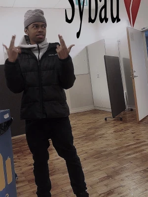 Svart pufferjacka från Columbia sybau - Snygg svart pufferjacka från Columbia med hög krage och dragkedja framtill. Jackan har en klassisk boxig passform och är perfekt för kalla vinterdagar. Tjockt vadderad för extra värme och stilren look.