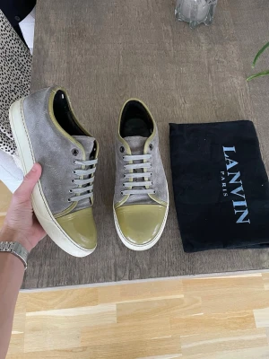 Gråa Lanvins - Säljer dessa feta gråa Lanvins i storlek 42,5, nypris≈ 5000, mitt pris= 1599!👑 skorna är i mycket bra skick och är inte mycket använda🔥Skick ca 8-9/10, endast skor+dustbag följer med vid köp. Bara att fråga om du har andra funderingar👑 