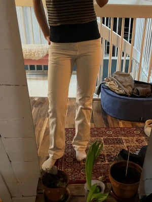 Vita jeans - Snygga vita jeans med rak passform och klassisk femficksdesign. Jeansen har normal midja och är tillverkade i ett stadigt denimtyg som ger en clean look. Perfekta att matcha med en enkel topp eller stickad tröja.