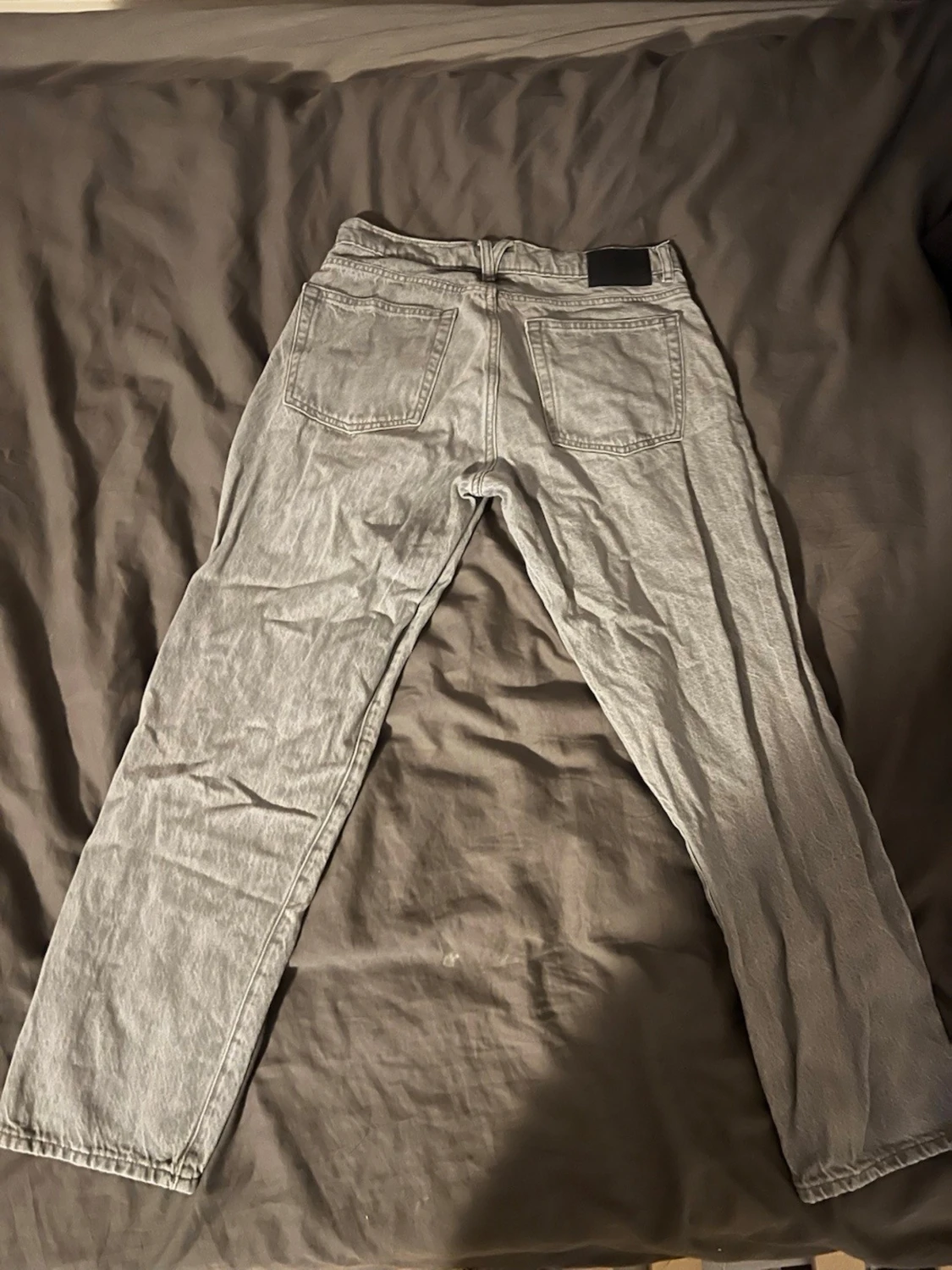 Grå raka jeans i klassisk modell - 1