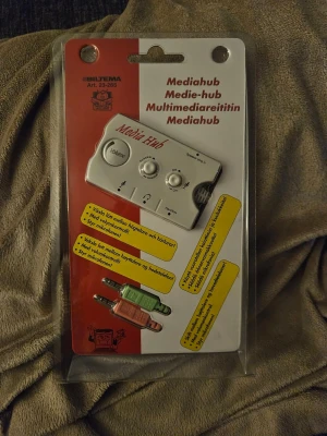 Mediahub från Biltema - Smidig mediahub i silverfärgad plast  Har volymkontroll, mikrofonkontroll och uttag för hörlurar och mikrofon. Perfekt för att växla ljud mellan högtalare och headset. Kompakt och enkel att koppla in.                                                        Utgått ur sortimentet 