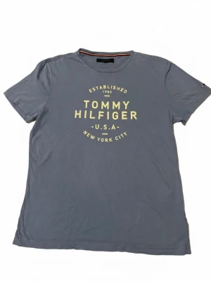 t-shirt  Tommy Hilfiger - T shirt från Tommy hilfiger. Säljes då den köptes men inte användes så mycket då den va för stor. Tröjan har inga defekter. Passar bra till att ha hemma eller ute på sommaren! Storlek L men passar även M. Hör av er vid frågor 😁