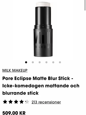Milk Makeup Pore Eclipse Blur Stick - NY! Mattande och blurrande stick från Milk Makeup. Produkten är icke-komedogen och används för att minimera porer och ge en slätare hudstruktur. Original pris: 509:-