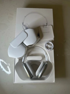 Apple AirPods Max silver hörlurar - Snygga Apple AirPods Max i silver med en stilren design. Over-ear-modell med mjuka mesh-kuddar och justerbart huvudband i aluminium och textil. Kommer med smart case och laddningskabel. Perfekta för musik, gaming eller film med grym ljudkvalitet.