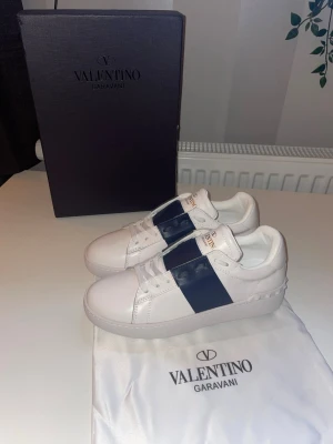 Valentino Garavani Opens - Hej, säljer ett par fräscha Valentino Opens! Dem är i storlek 41 och perfekt att ha nu inför våren🤗 Skriv gärna om ni har några funderingar!