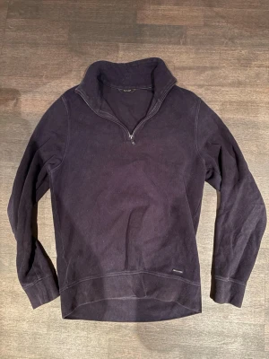 Mörkblå halvzip från Massimo dutti  - Mörkblå långärmad tröja från Massimo dutti | snygg mörkblå färg men lite lite solblekt | storlek: XS | hör av er vid fler frågor |