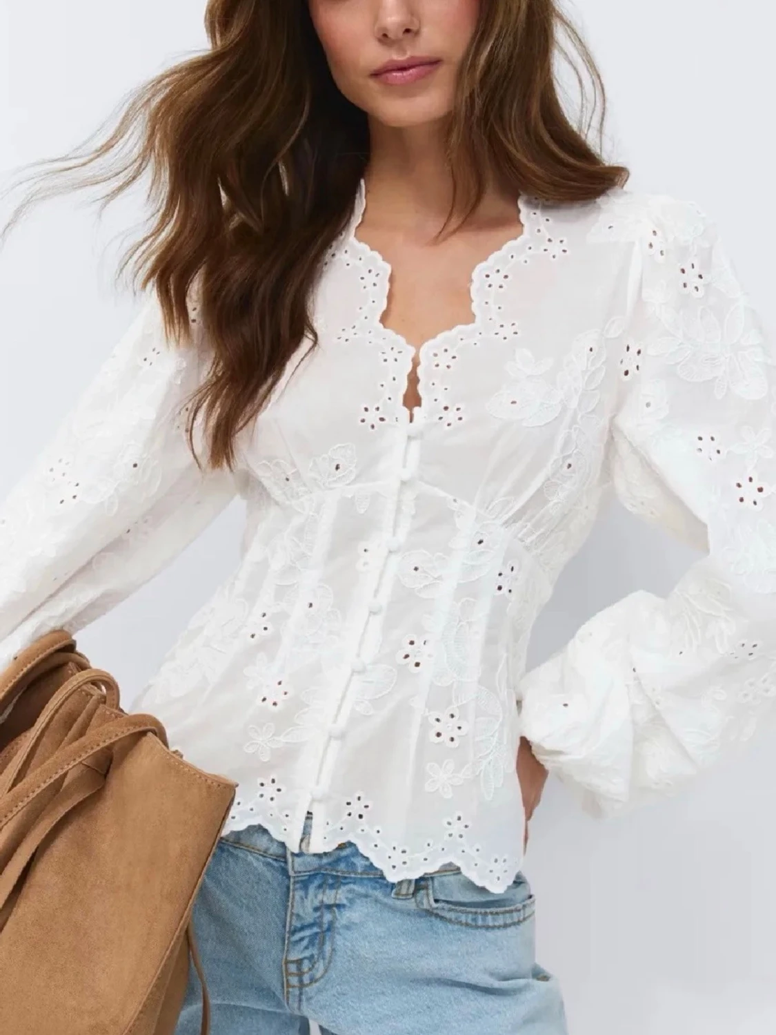 Vit broderad blus med spetsdetaljer