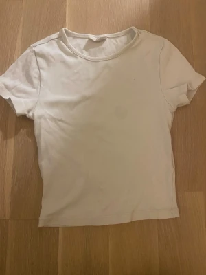 Två basic t-shirts i vitt och svart - Två jättefina basic t shirts en i vitt och en i svart båda i bra skick och i storlek xs