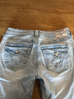 true religion jeans ljusblå !  - jättebra skick! säljer då dem tyvärr inte kommer till andvändning! w26 i modell joey