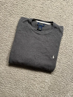 Ralph lauren tröja - En riktigt snygg och stilren Ralph lauren tröja. Storlek M. Skick 10/10 det finns inga skador.