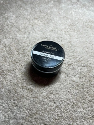 Frosty Pearl builder gel - Builder gel från MissFancy i Frosty Pearl. Använd fåtal gånger skulle säga att det är ca 80% kvar om inte mer, 30g💕