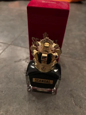 JPG SCANDAL LE PARFUM 50ML - Jean Paul Gaultier Scandal Le Parfum. En god, manlig och något extra! 40-45ml kvar av 50ml, därav priset.