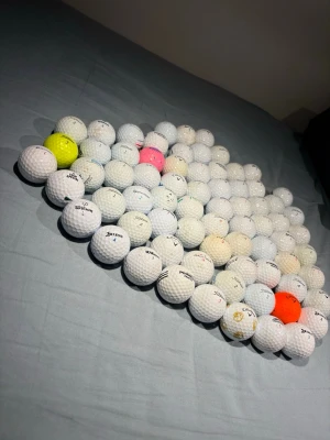 Golfbollar! - ⛳ Stort golfbollspaket – redo för säsongen  Säljer ca 60+ golfbollar från kända märken (Titleist, Callaway, Srixon m.fl.). Exakt de bollar som syns på bilden.  ✔ Perfekt för träning & rundor ✔ Mycket bra pris per boll ✔ Köp nu – slipp dyra priser senare  Snabb affär, först till kvarn. 
