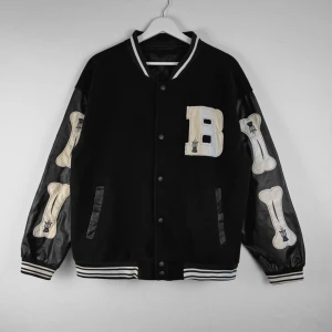 Collegejacka - Oversized alternativ collegejacka med djupa fickor! 🦴Storlek XL (armhåla till armhåla 64cm, längd 68cm) 📏I bra skick förutom några småfläckar på de vita ärmsluten + pyttelite slitage precis vid ärmsluten (knäppt märkbart ärligt talat men de finns där om man kollar riktigt nära). Köp nu ✉️