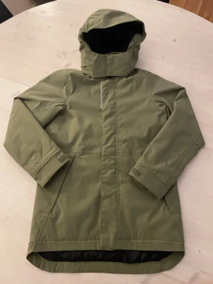 Reima jacka barn (helt ny) - Helt ny och oanvänd. Funkar felfritt. Storlek 134. Priset är ej hugget i sten