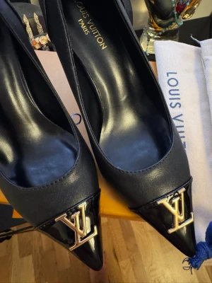 Louis Vuitton pumps  - Aldrig använda   Storlek 35 men passar mer dig som bär stolrlek  36.  Box och dustbag medföljer.   Tyvärr inget kvitto 