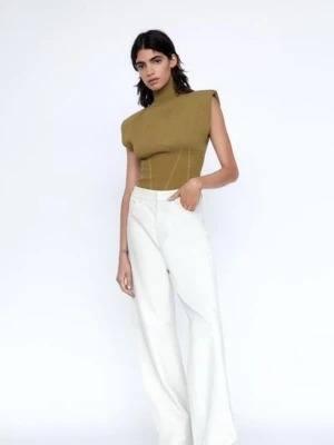 Brun ribbad polotröja från Zara - Säljer en brun polotröja från Zara i storlek S. Tröjan har ribbad struktur nertill och en hög krage. Dragkedja framtill gör att du kan styla den på olika sätt. Materialet är stickat och ger en skön känsla. 