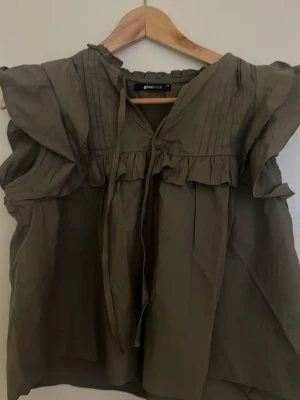 grön blus - superfin grön blus från ginatricot! säljs pga att den inte kommer till användning, använd ett fåtal gånger💕