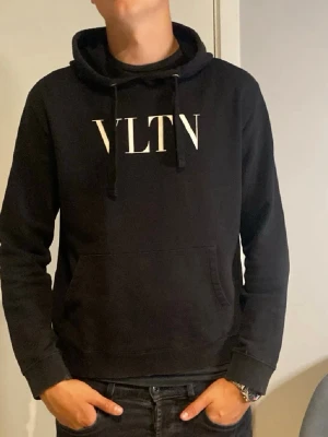 Valentino hoodie - Säljer min hoodie från valentino i använt men bra skick! Självklart äkta! Bara att höra av sig vid frågor eller funderingar🙏