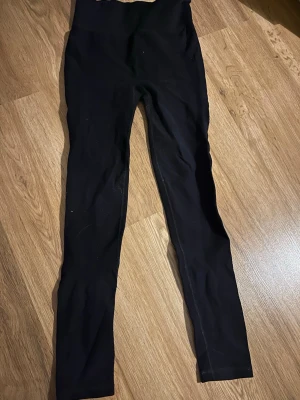 Svarta leggings från Cubus XS/S - Säljer ett par svarta träningsbyxor från Cubus i storlek XS/S De har hög midja och är tillverkade i ett stretchigt material som sitter skönt på kroppen. Perfekta till både oversized tröjor och crop tops. Klassisk modell utan synliga detaljer.