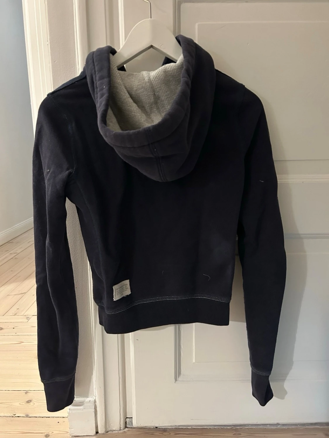 Mörkblå hoodie från Abercrombie & Fitch - 2