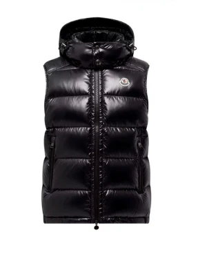 Svart dunväst från Moncler med huva - Nyskick!! Snygg svart dunväst från Moncler med glansig finish och avtagbar huva. Västen har två dragkedjeförsedda fickor, quiltad design och ikonisk Moncler-logga på bröstet. Perfekt för lager-på-lager och streetstyle.