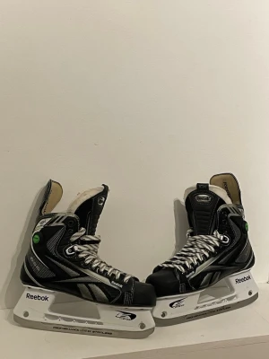 Reebok 16k pump skridskor - Ett par tjusiga skridskor från märket reebok med pump funktion, dessa skridskor är i ett bra skick, ny värdet på dessa är runt 3-4 tusen. Vid intresse är det bara att skriva privat. 