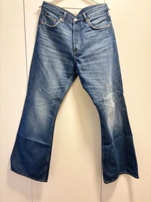 Weekday Time Loose Bootcut Jeans - Ett par mörkblåa jeans från Weekday i storlek 32/34. Byxorna är knappt använda och i mycket bra skick