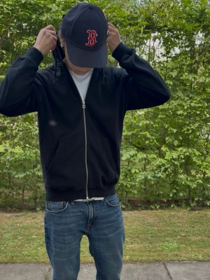 Svart weekday zip hoodie - Snygg och skön svart zip hoodie från Weekday. Använd max 5 gånger så i väldigt fint skick. Nypris 800kr