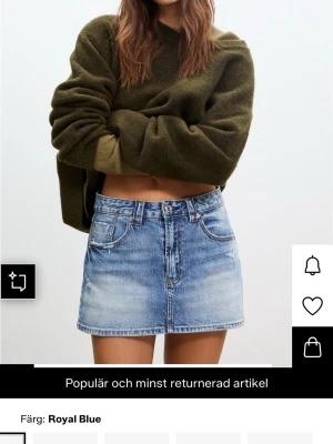 Stradivarius  Blå jeanskjol i kort modell  - Trendig kort jeanskjol från Strandivarius. Helt oanvänd med lappen kvar. Strl 40. Nypris 329 men säljer för 200, men går att diskutera