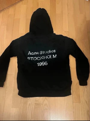 Svart hoodie - Svart hoodie med tryck på baksidan 