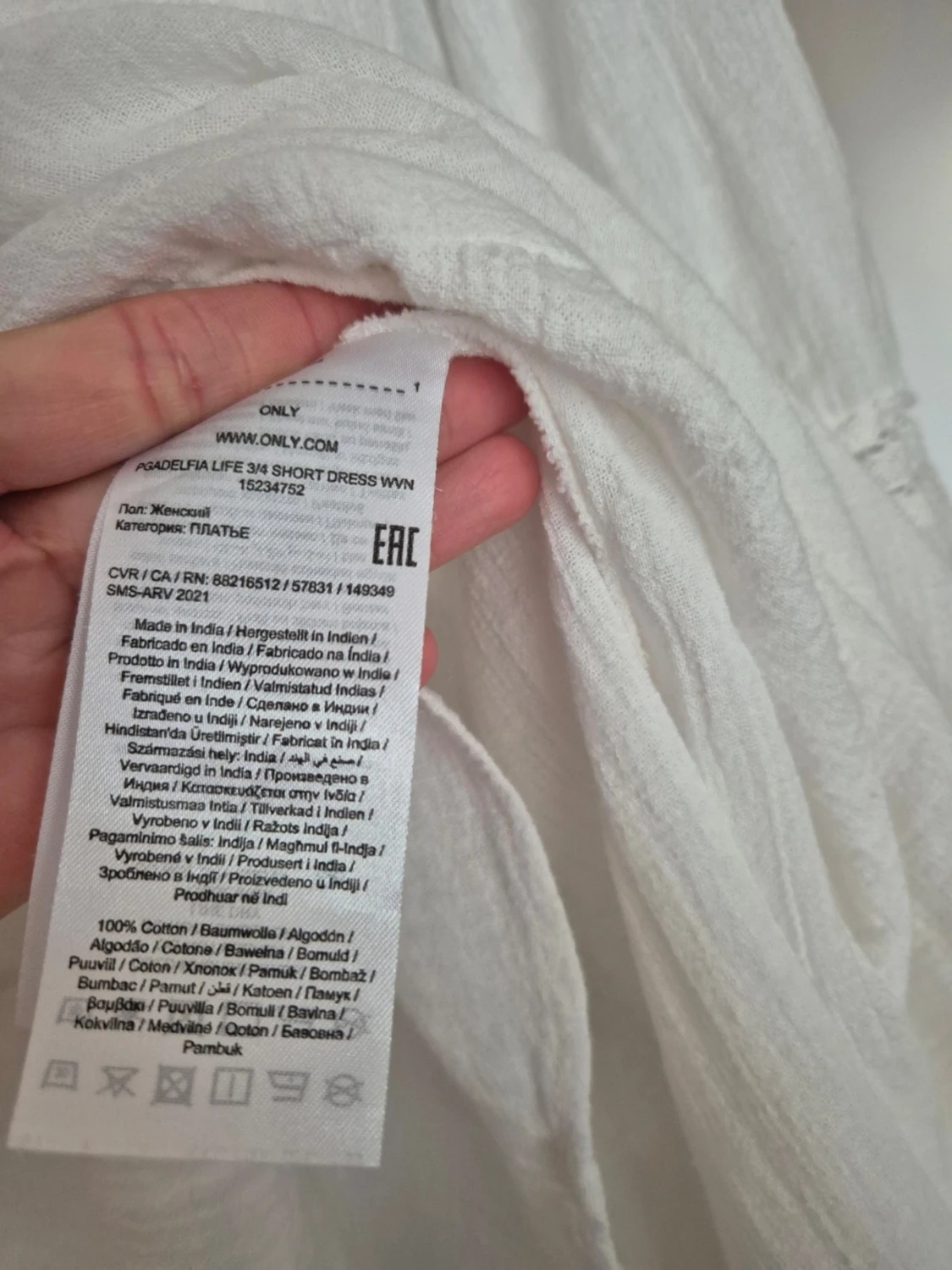 Vit kortklänning med spetsdetaljer - 6