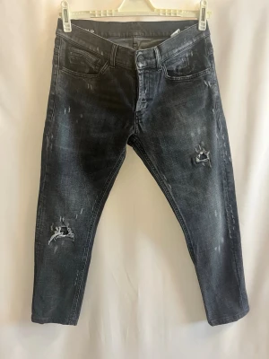 Dondup George  - Tja! Säljer nu dessa feta svarta Dondup jeans med original slitningar från fabrik. Jeansen är i storlek 32 men sitter som 30-29.                                 Nypris: ca 3000kr.                                                       Säljs för: 699kr.                                                             Tveka inte på höra av er vid intresse eller funderingar! 